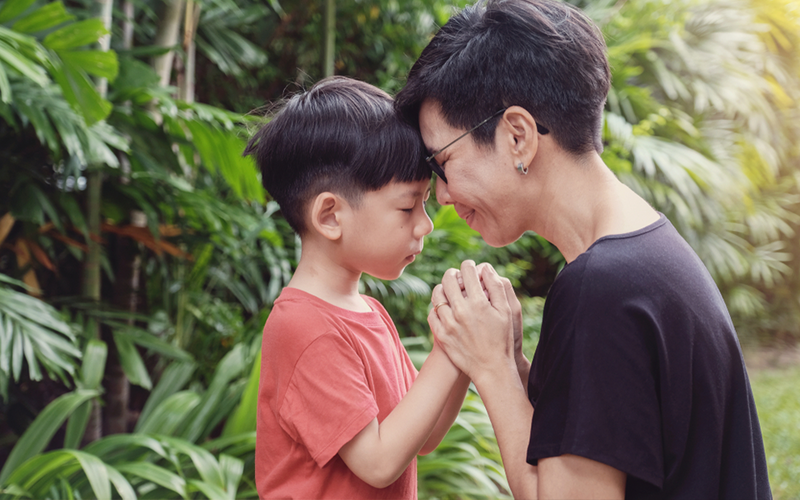 Sharing Thanksgiving Prayers